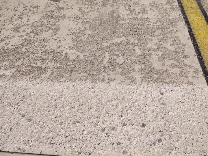 混凝土路面麻面的原因及解决方法