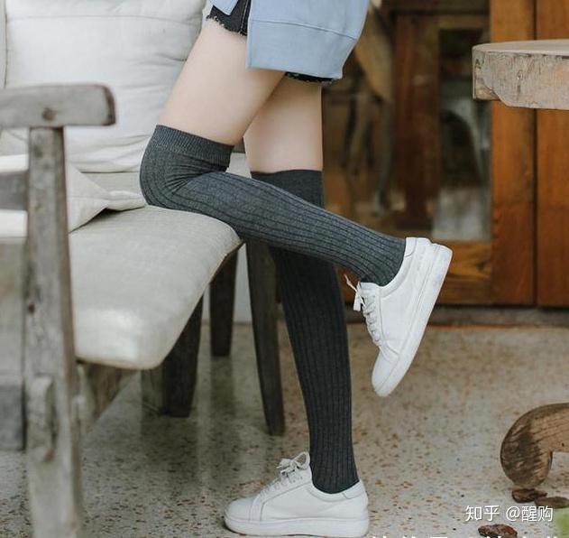 回力小白鞋配什么袜子好看?