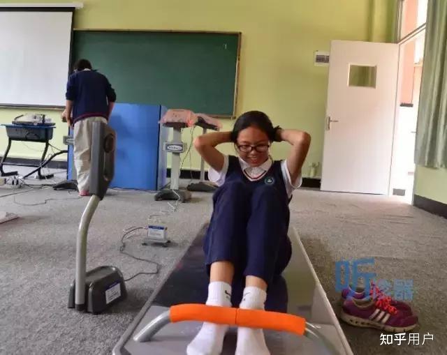 为什么有些学校用机器测仰卧起坐的时候要求脱鞋? - 知乎