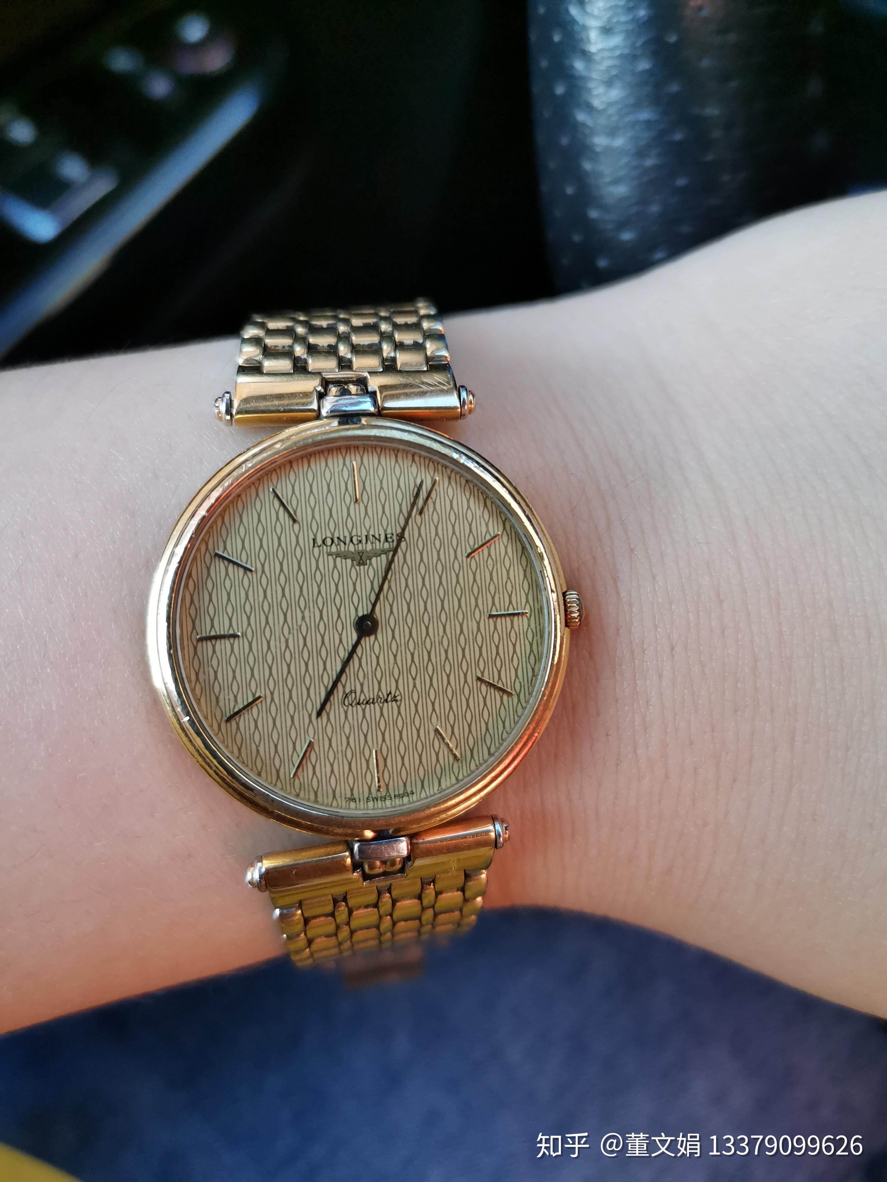 请问高人浪琴表盘底色是金色网格的,12点下方是浪琴英文,浪琴logo?