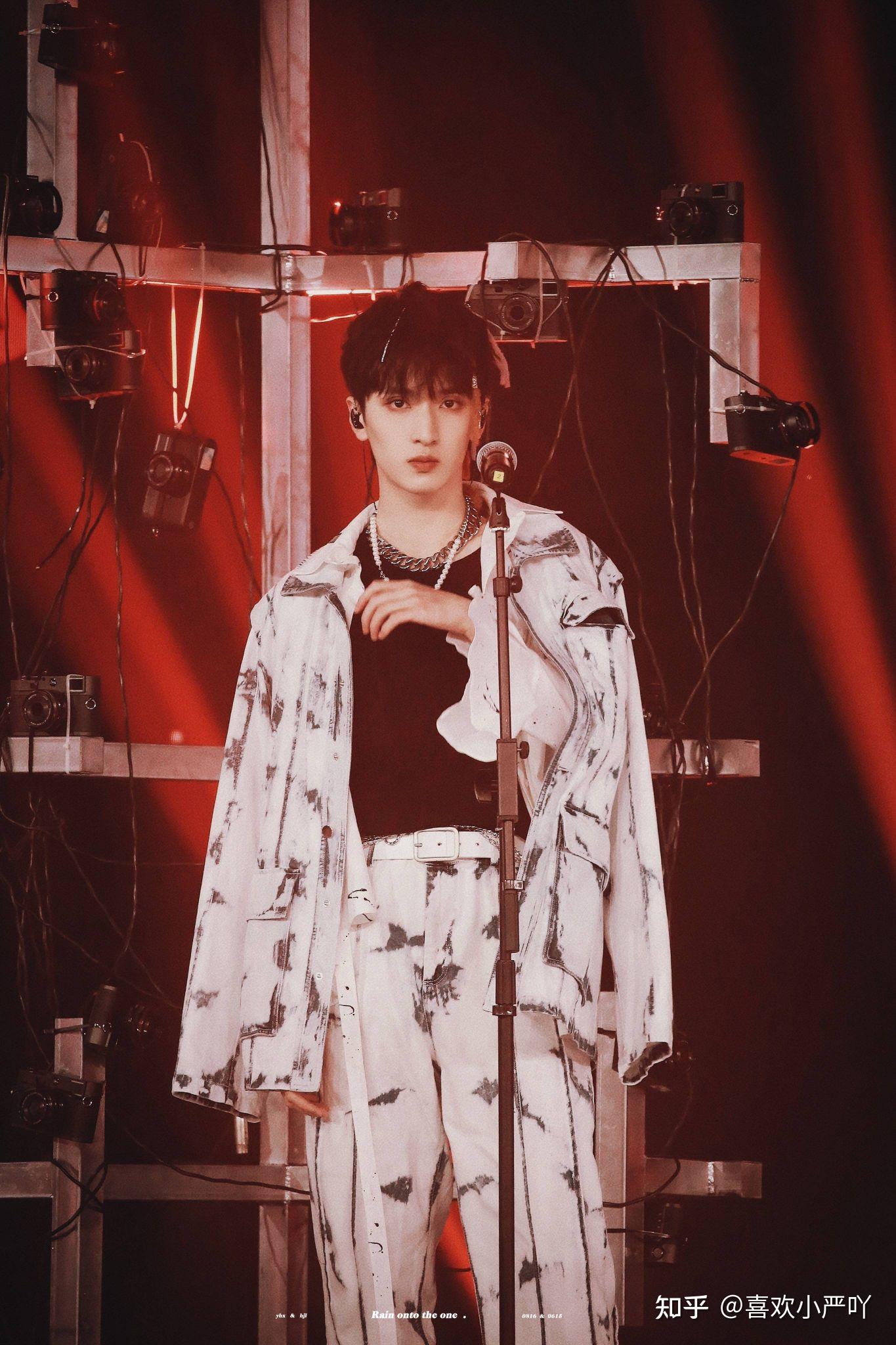 可以分享一下严浩翔的舞台造型图片吗