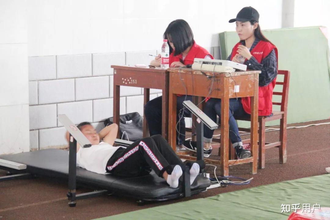 为什么有些学校用机器测仰卧起坐的时候要求脱鞋? - 知乎