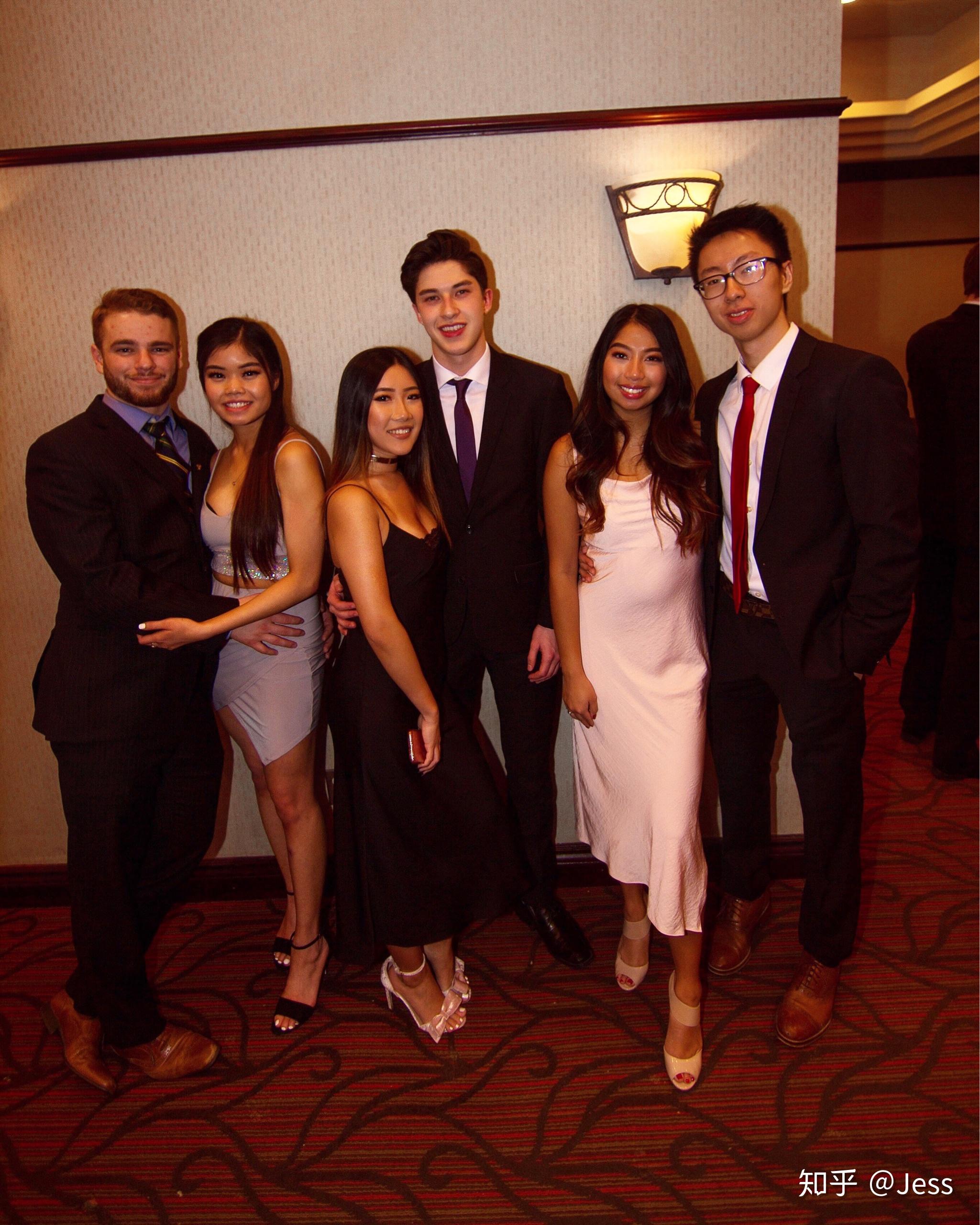 亚裔/华裔美国人或者从小在国外长大的华人在中国很容易被认出来吗?