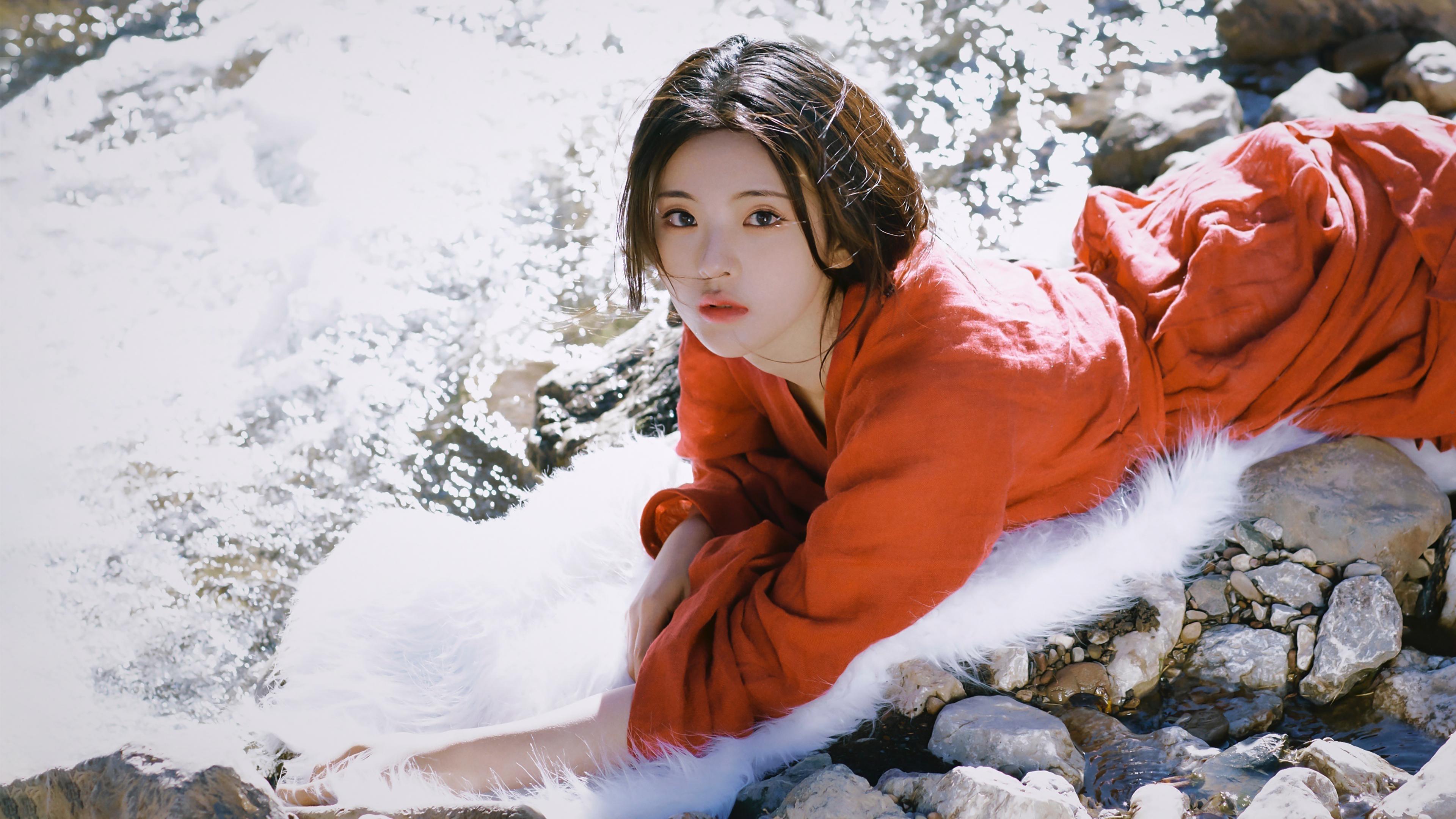 请问有没有适合做电脑壁纸的杨超越图片?