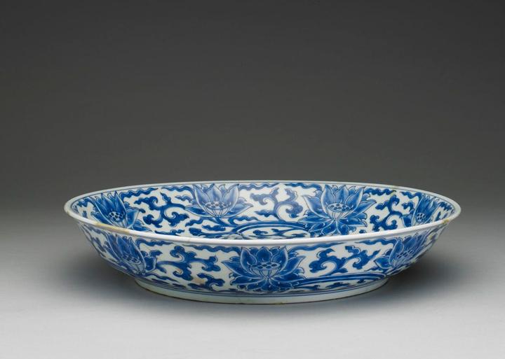 清康熙景德镇官窑青花番莲纹大盘