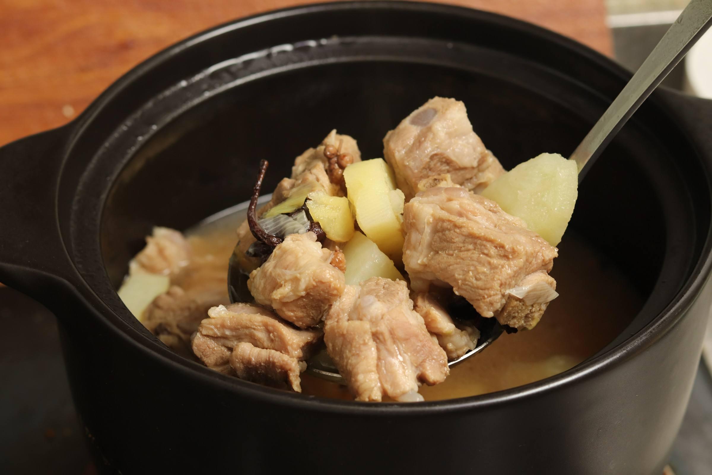 冬笋炖排骨一道非常养生的家常菜冬笋可以很好的缓解排骨的肥腻入口又