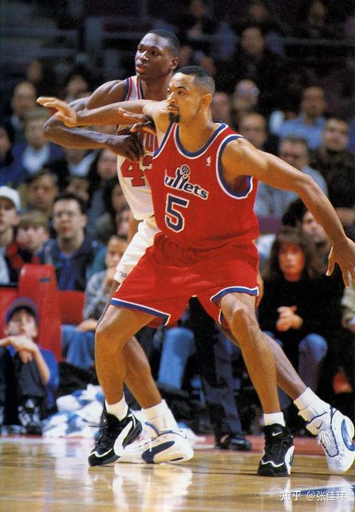 年轻时代的朱万霍华德霍二叔技术特点是否可以打小前锋