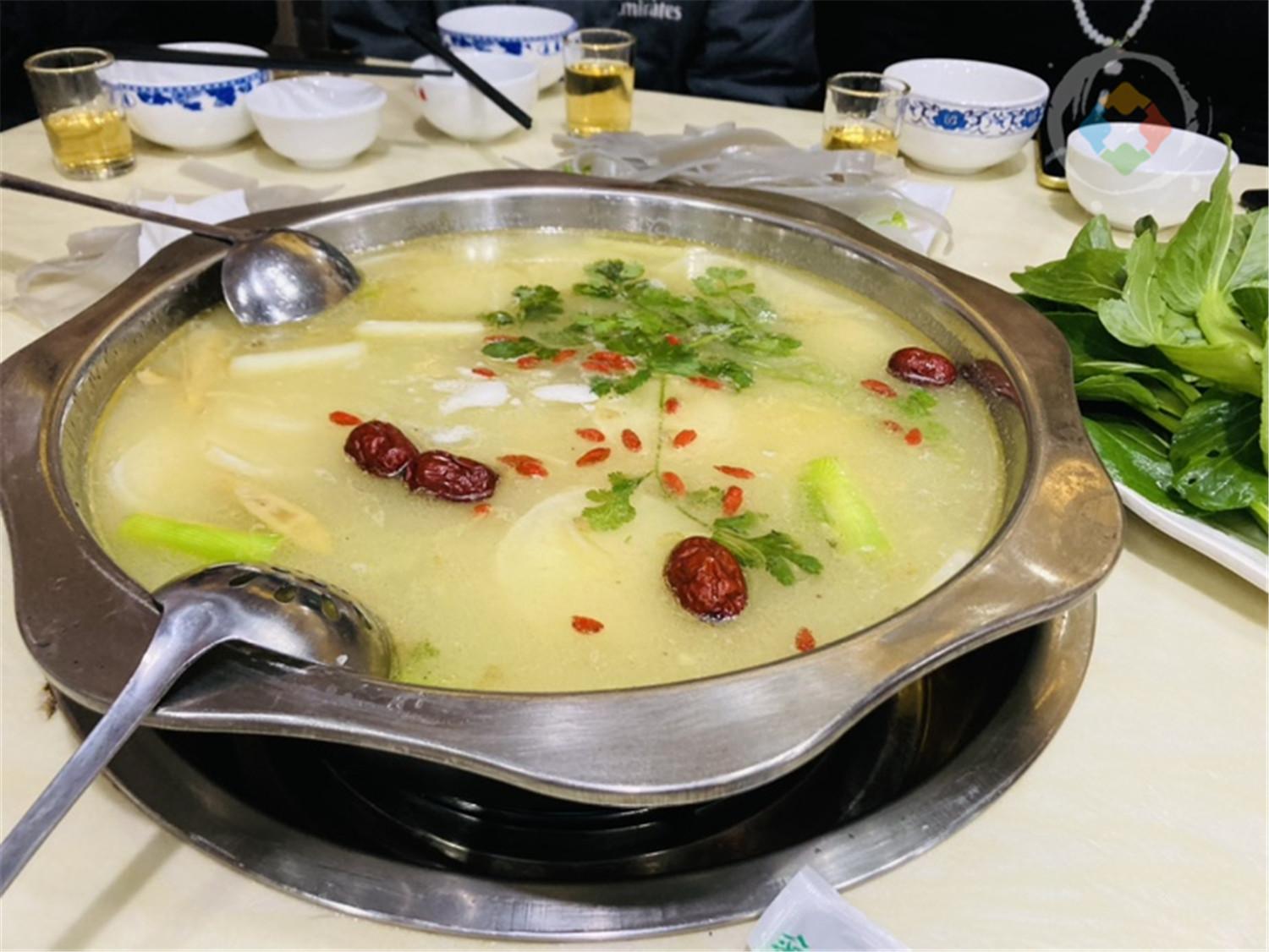 重庆南川特色美食腊排骨方竹笋火锅蔬菜免费还能涮羊肉