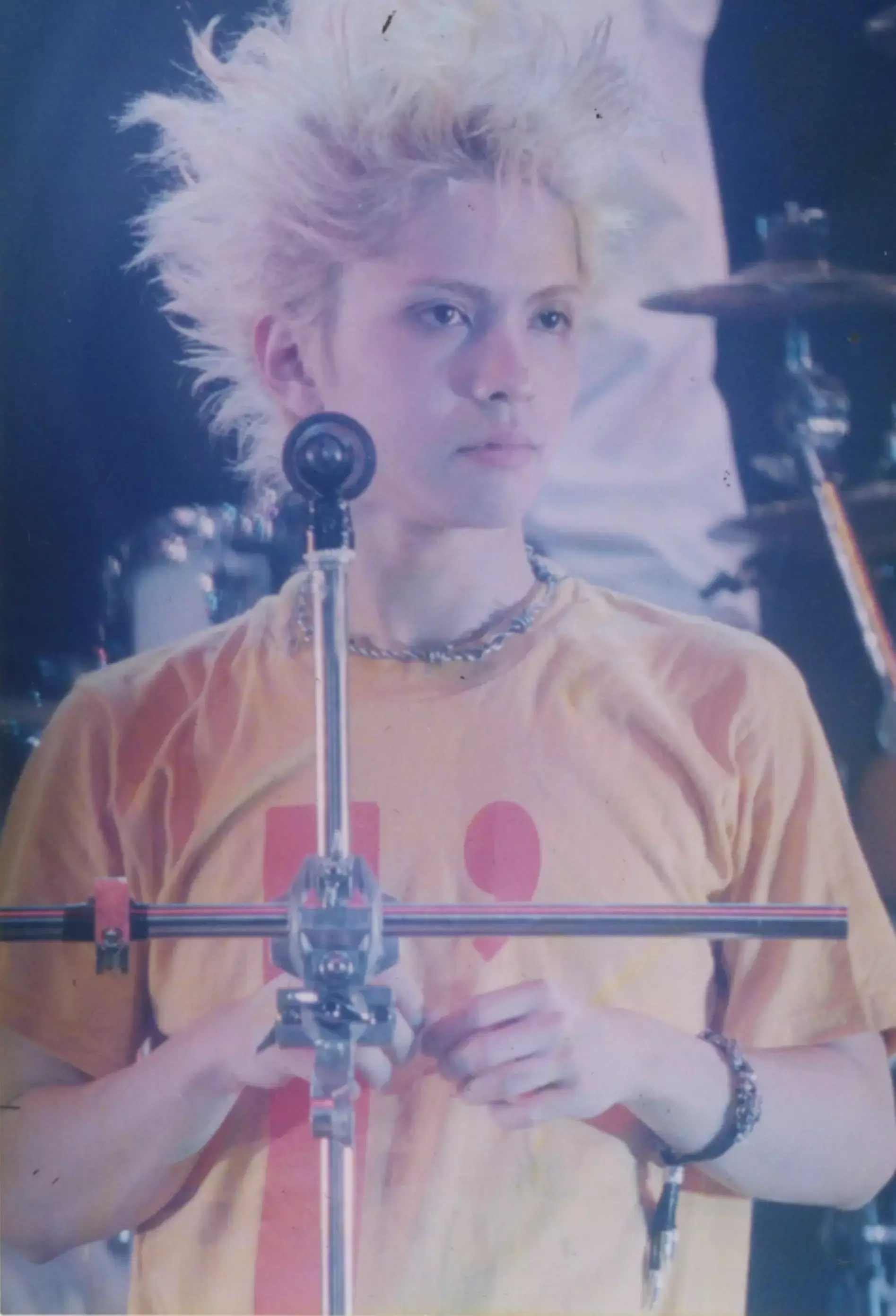 如何评价彩虹乐队主唱hyde的颜?