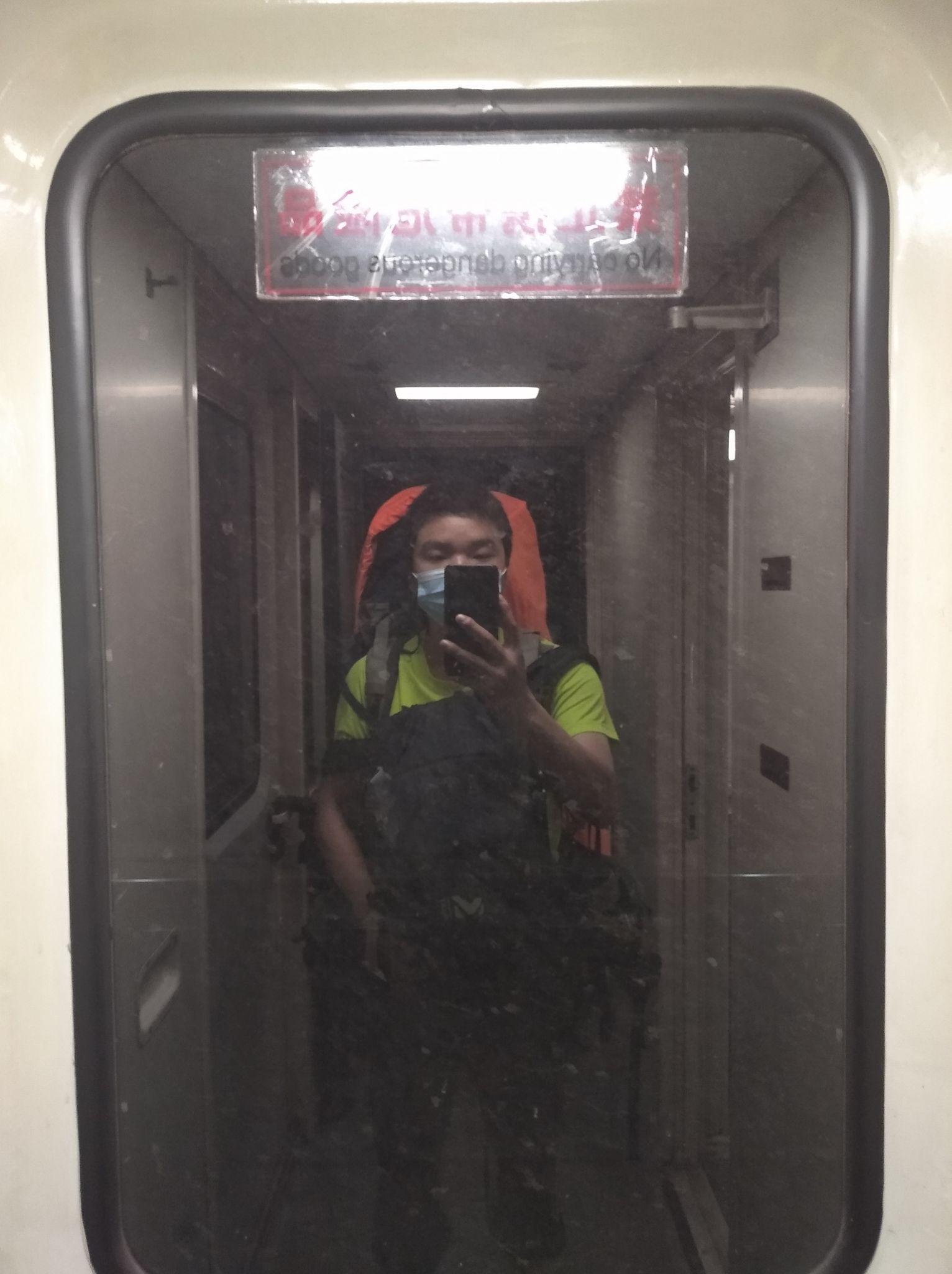 背着大包小包踏上了久违的列车