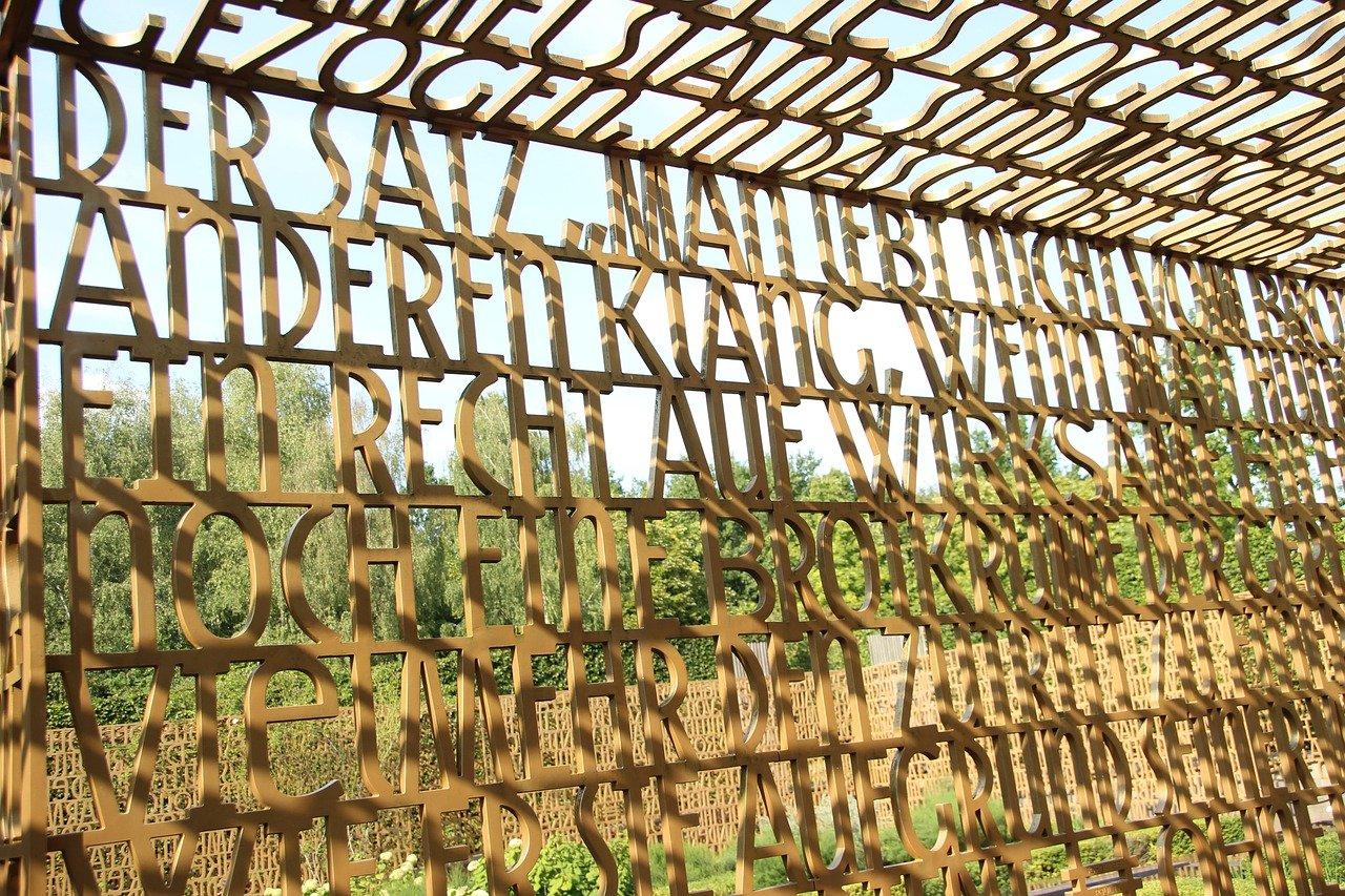 独坐幽窗思无限。