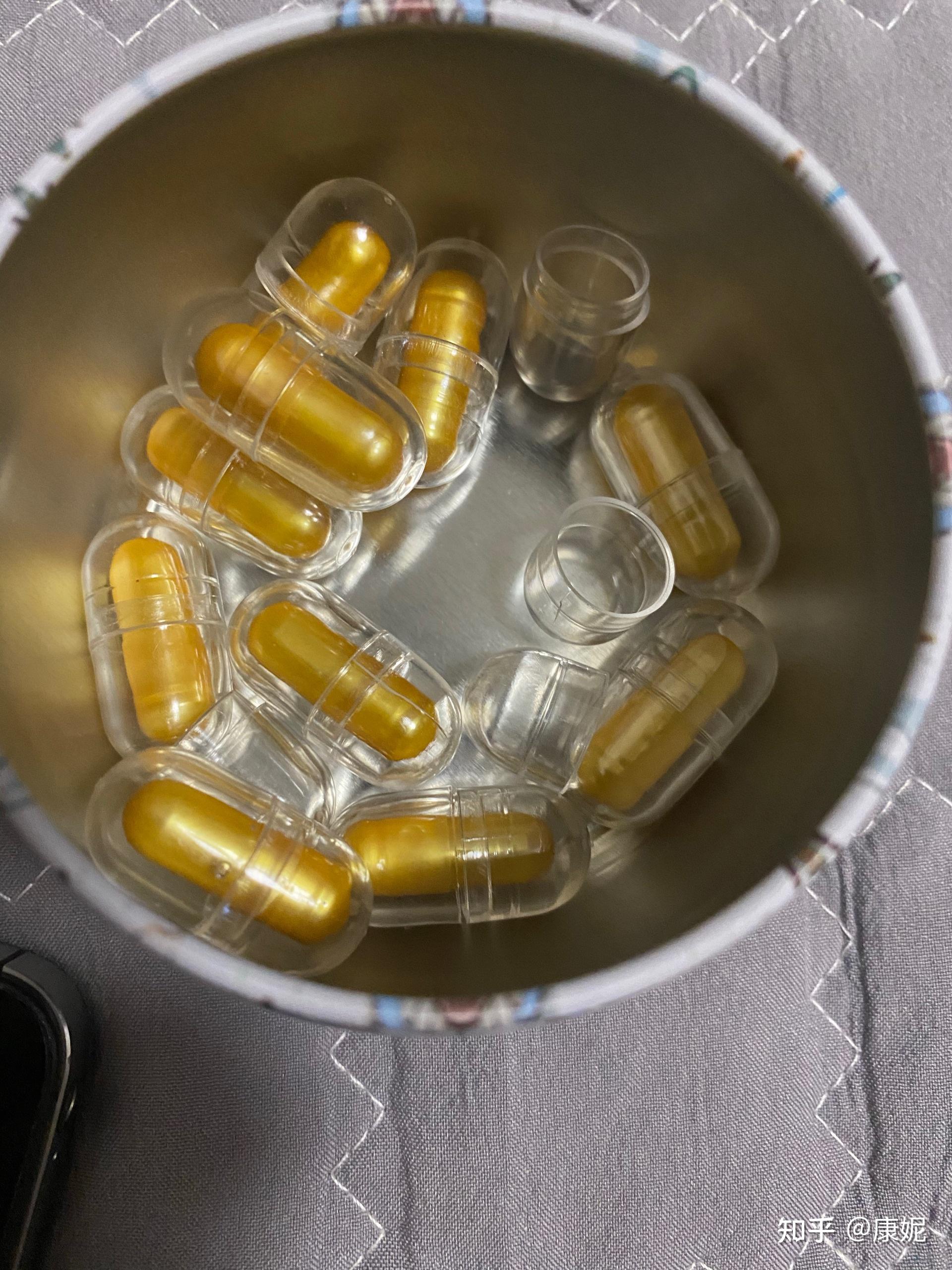 捡到一粒金色胶囊外面有透明外壳里面是白色粉末是什么药么