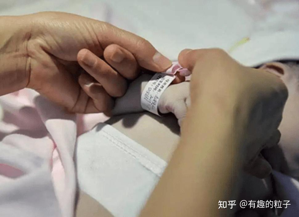 给新生儿佩戴两条医用腕带的意义是什么?