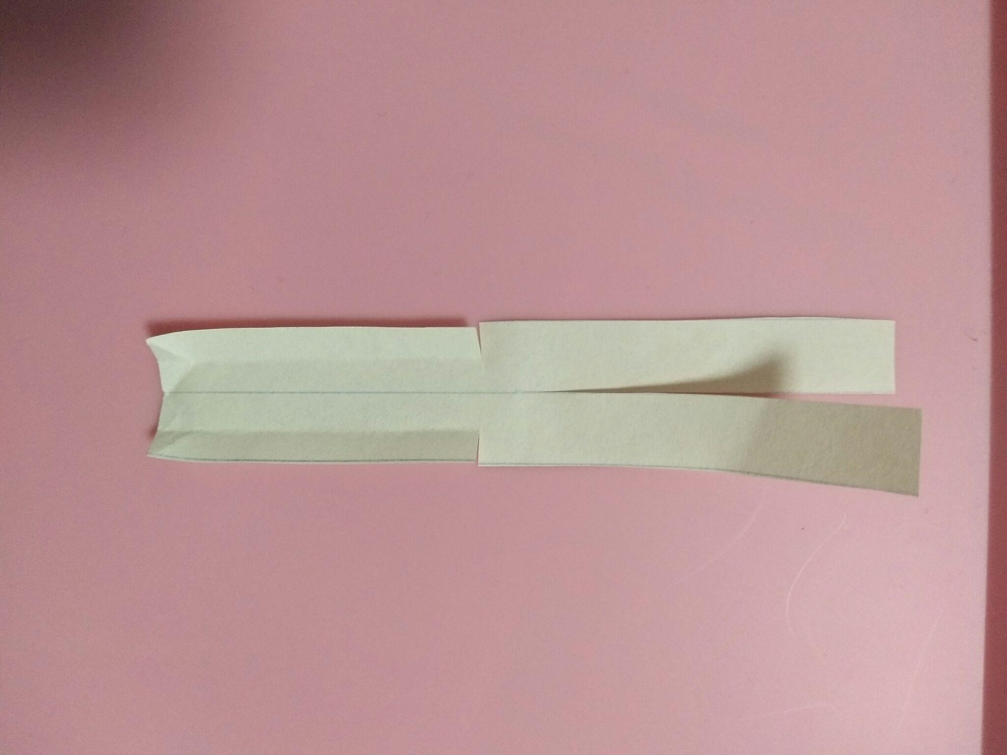 如何把纸条折叠后在空中旋转?