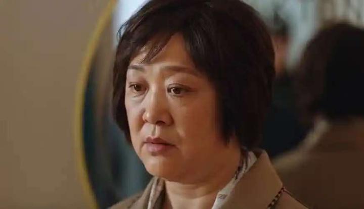 “红姨悲剧背后:迪丽热巴《利剑玫瑰》揭露重男轻女家庭,12岁辍学打工的她为何消失在全家福?” - 知乎