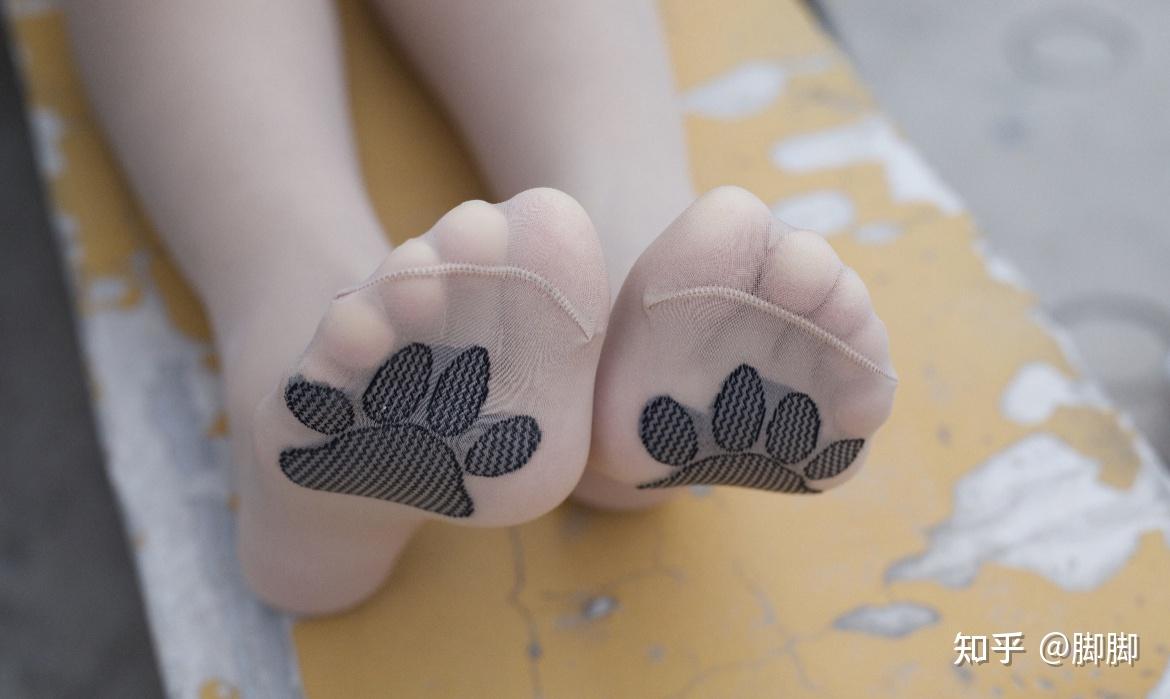 如果说脚底好看那么是穿袜子好看还是光脚? - 知乎