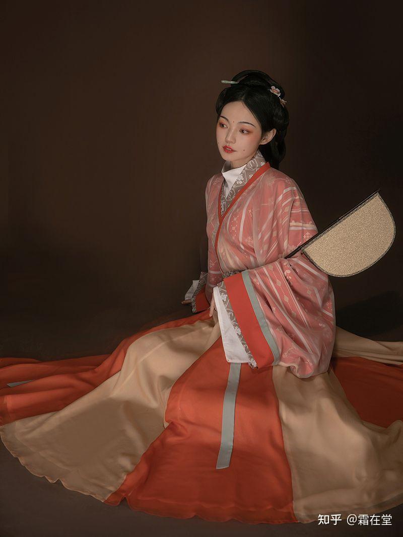 请问一下古装衣服中这个衣领的叫法