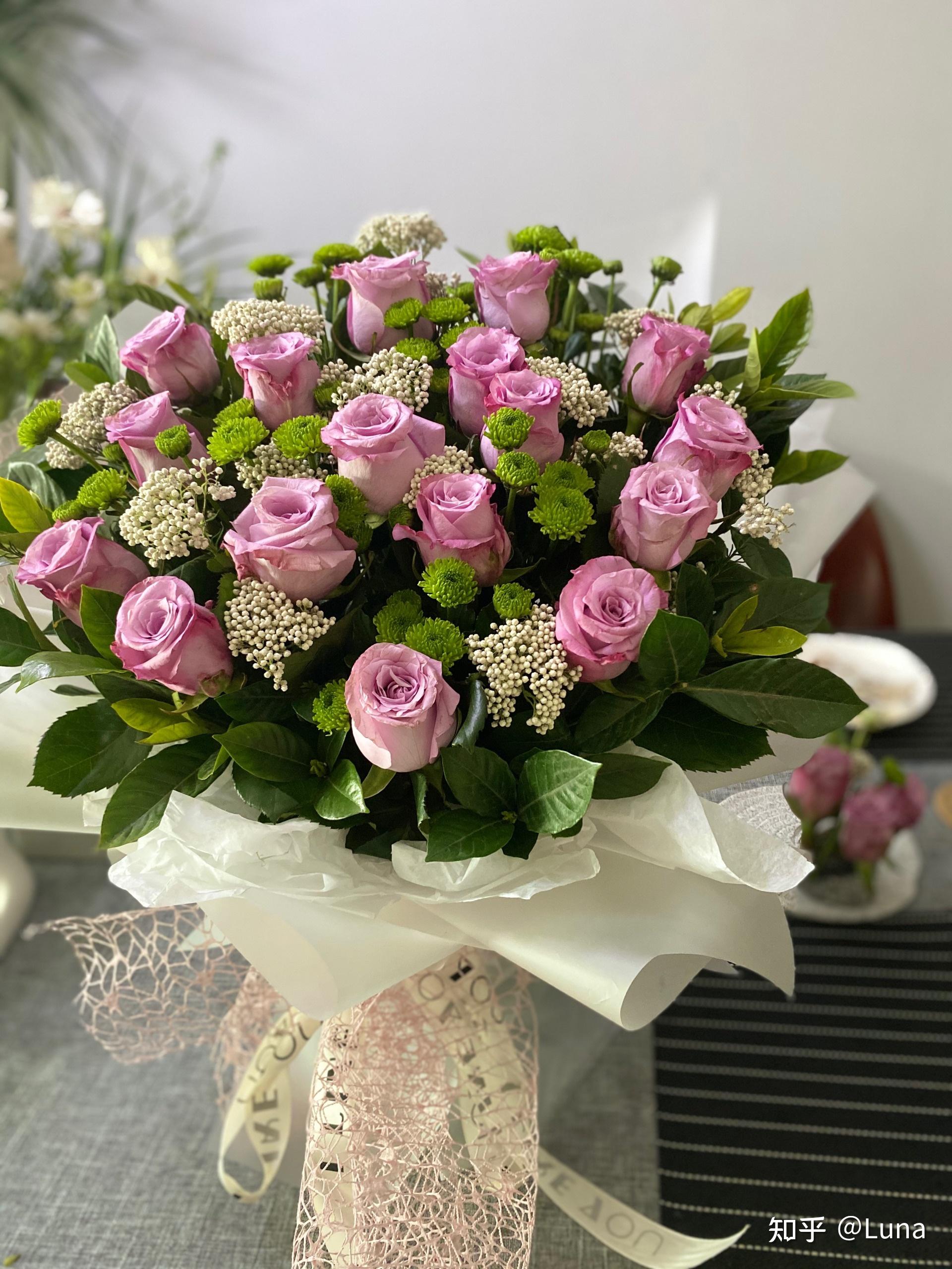 家里摆放鲜花费钱吗