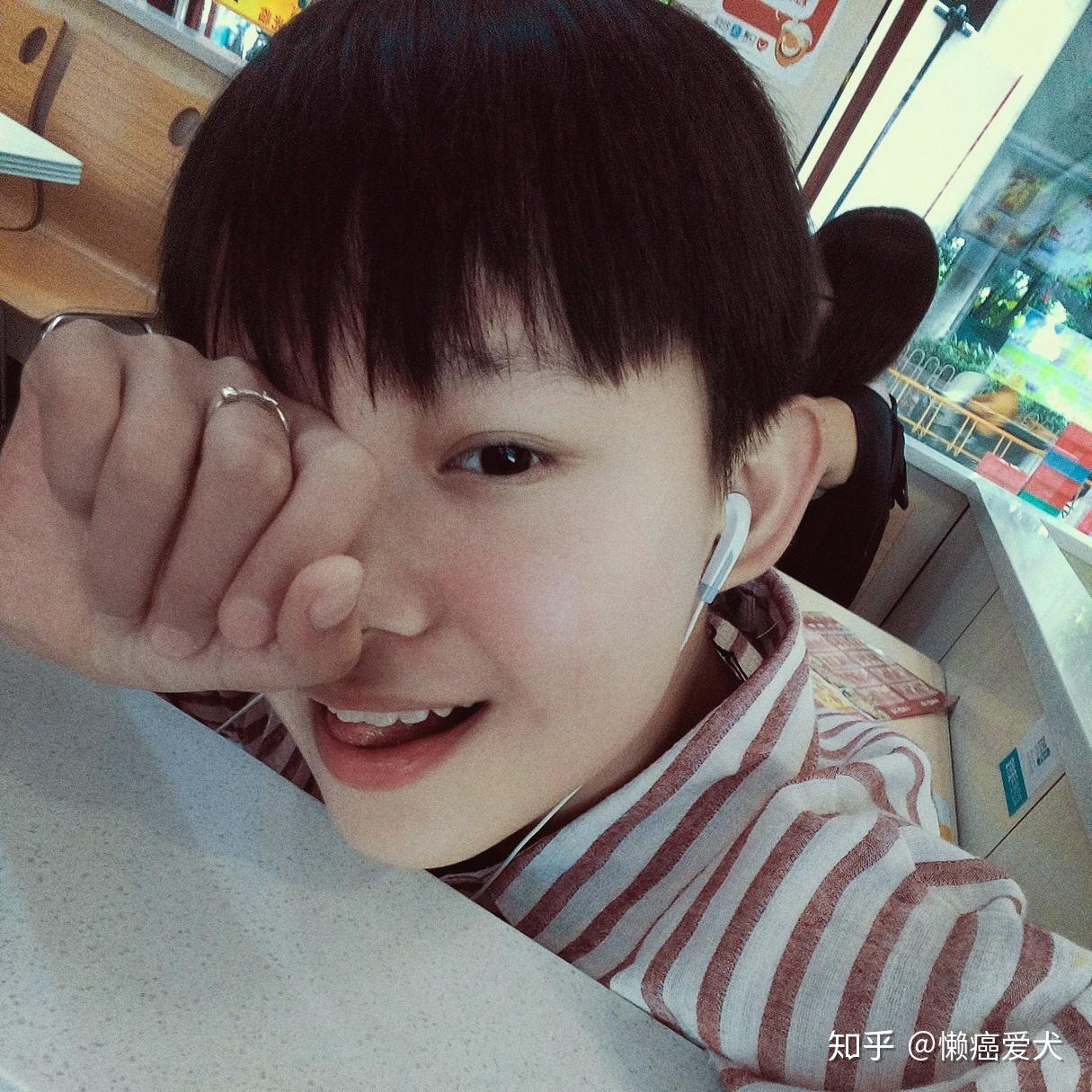 准大一女生之前一直没留过长发,一直是青年头和男生的差不多,耳朵是露