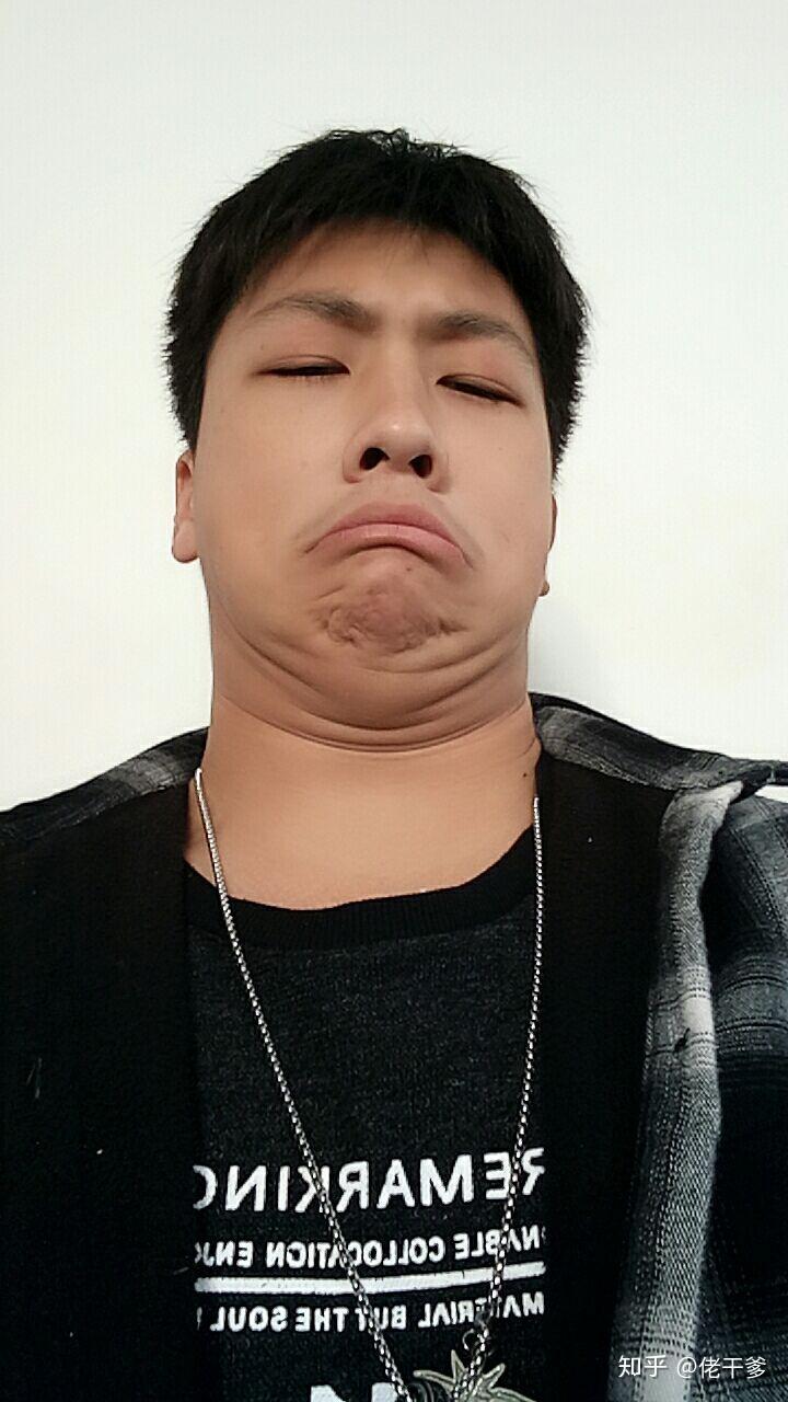 男生拍照做啥表情看上去比较可爱?