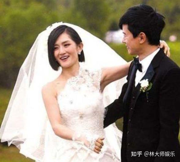 张杰发夫妻合照庆结婚12周年!谢娜喝酒甜笑,张杰宠溺摸老婆头发 - 知乎