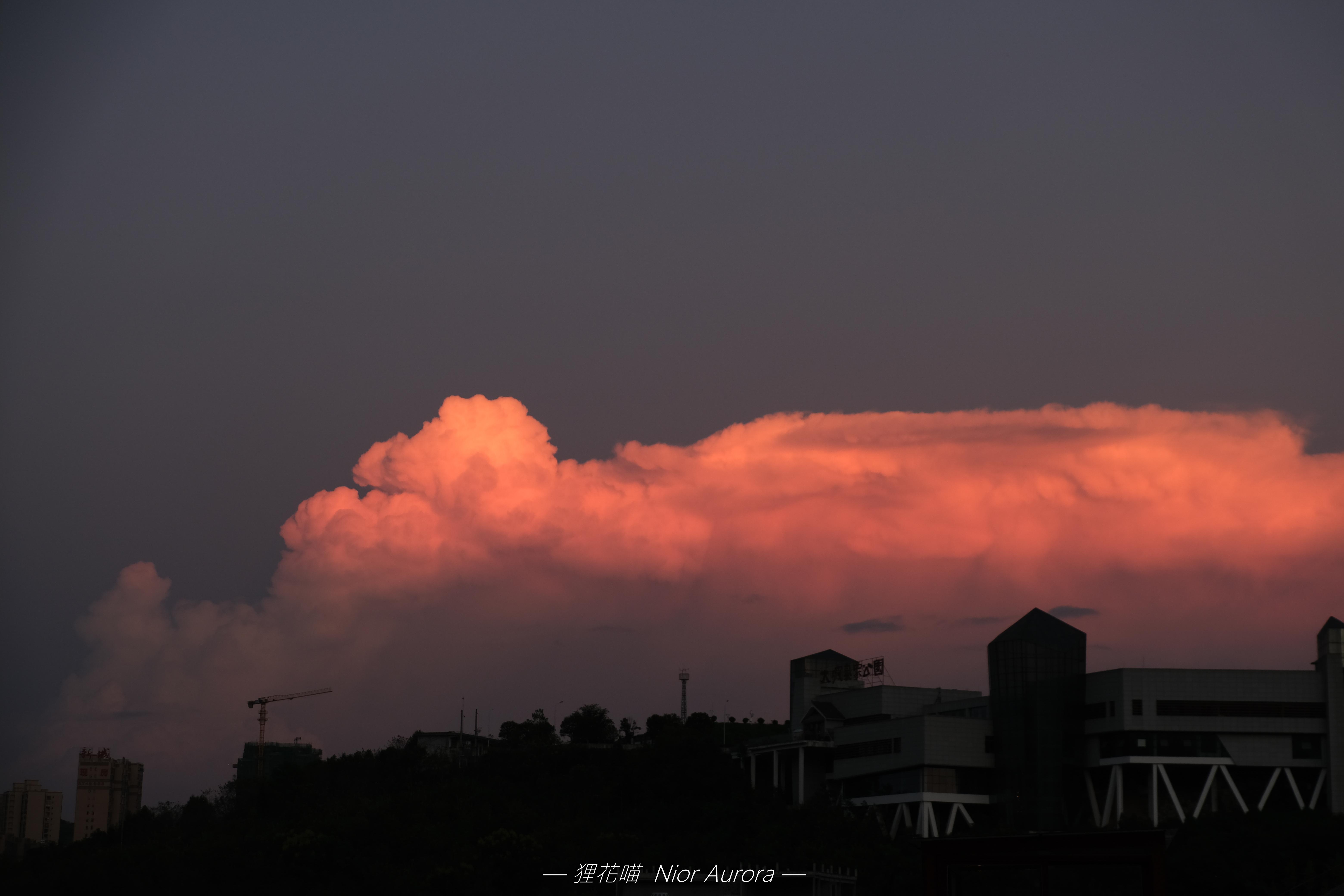 你手机里有好看的云朵和晚霞的照片吗