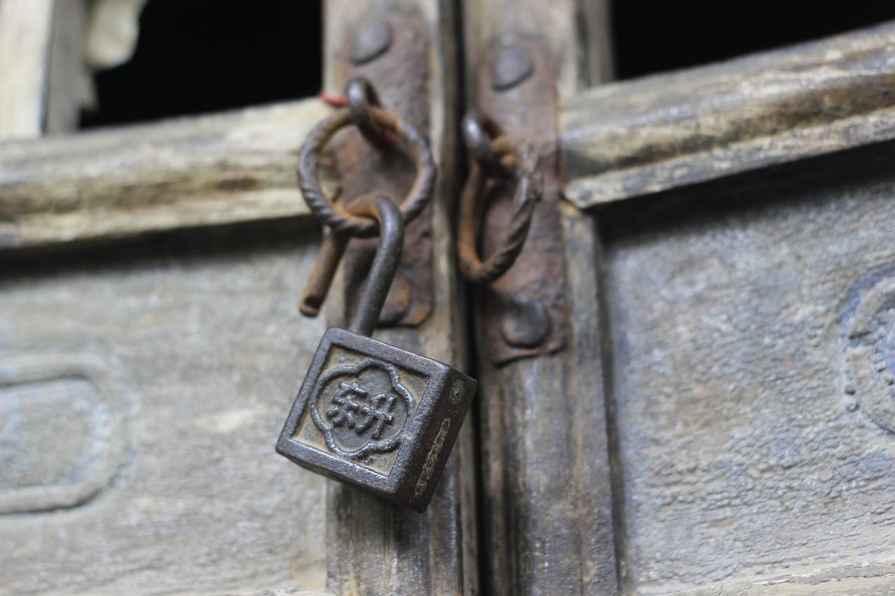 如何拆房间门锁