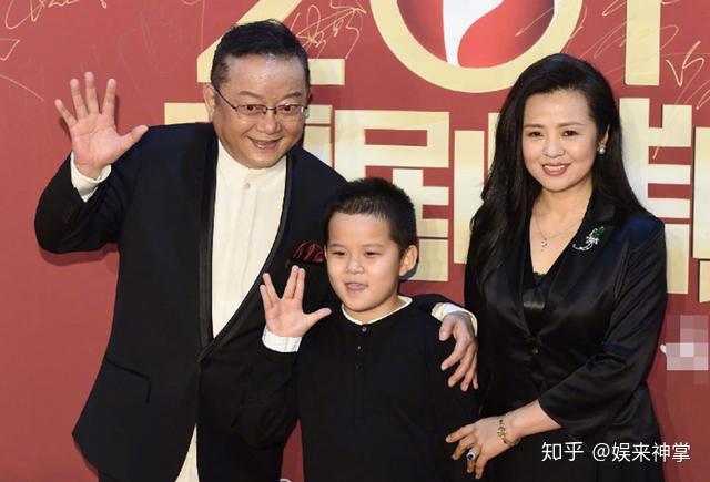 王刚:三任妻子个个年轻貌美,60岁老来得子,娇妻每月花费上百万 - 知乎