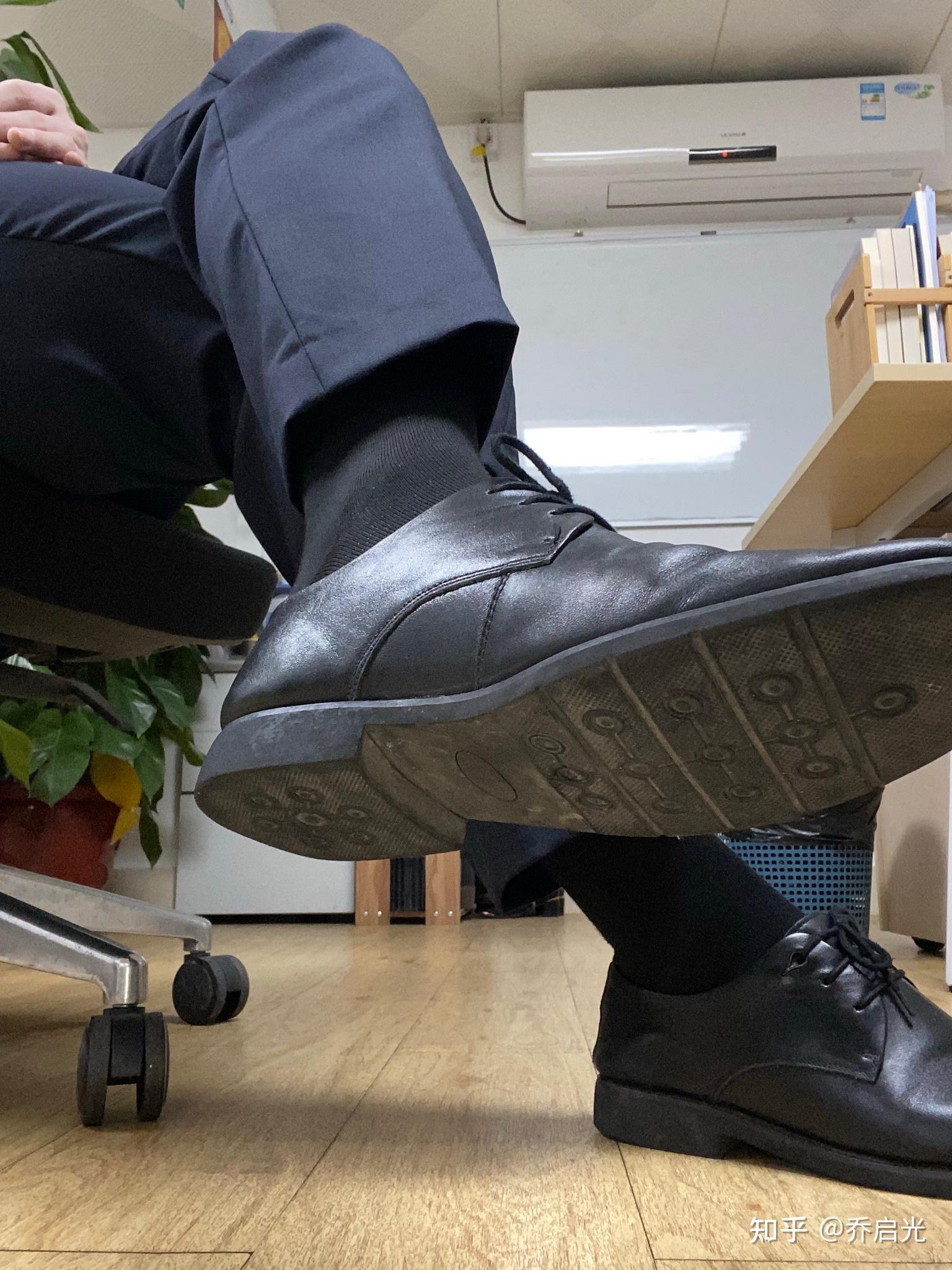 有没有发现某些职场帅哥穿的黑皮鞋擦得亮亮的偏偏套上一双白袜子?