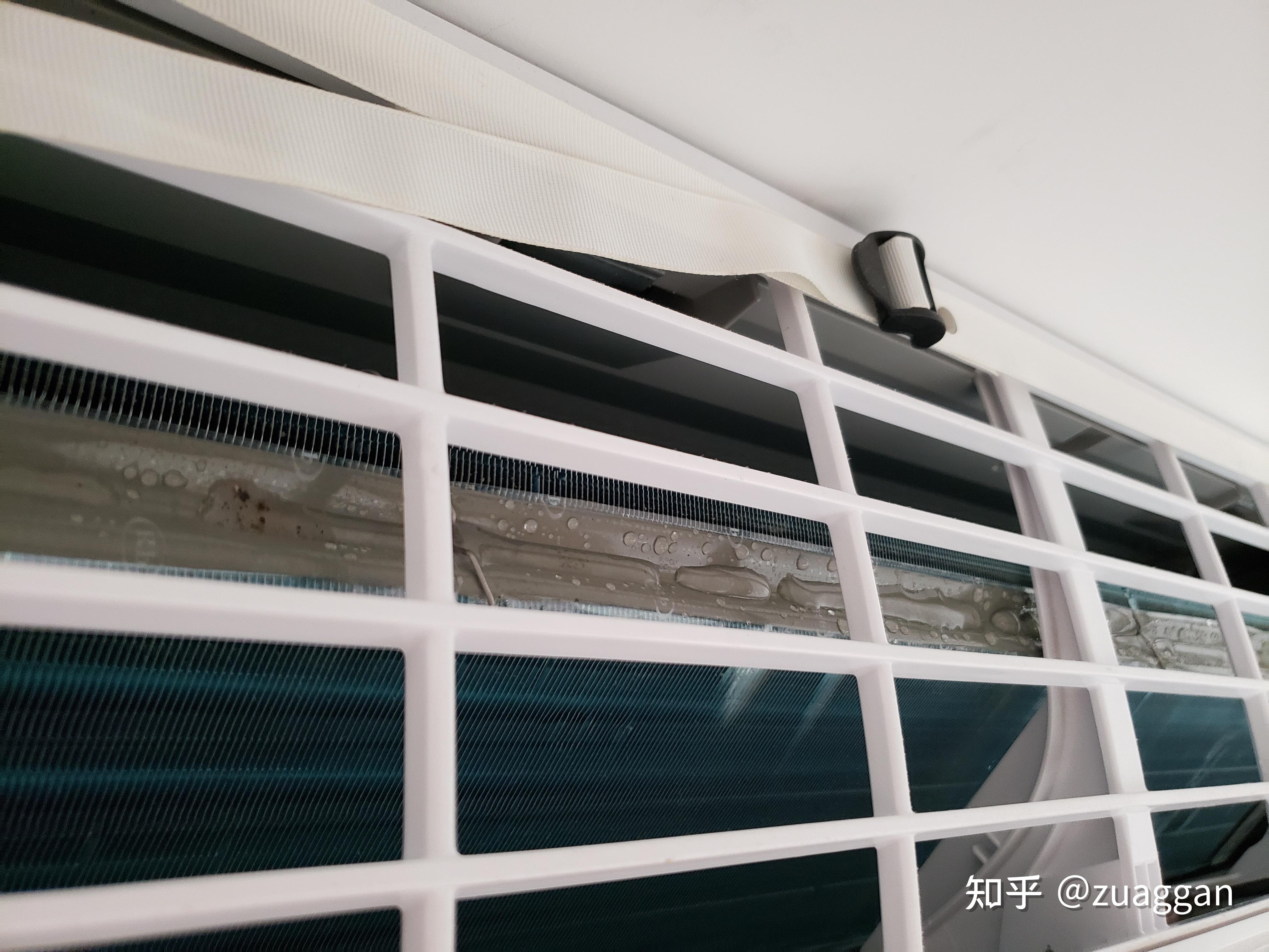 壁挂空调进风口处散热器上面粘一条胶带干嘛的