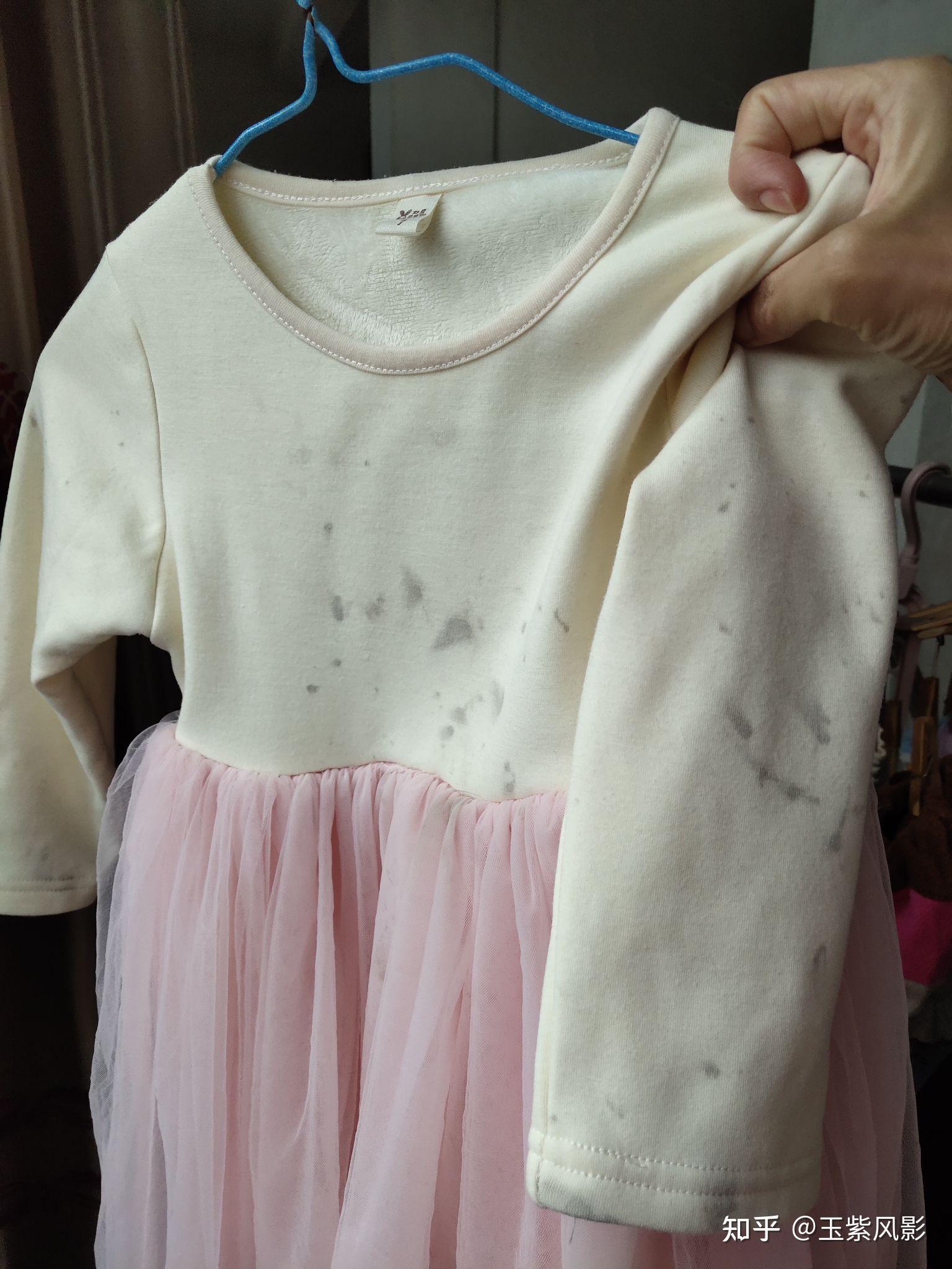 滚筒洗衣机洗完之后衣服上有像霉点一样的斑点洗之前没有一起洗的衣服