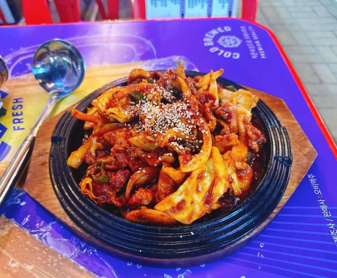 独家|在韩美国人举牌抗议高物价:韩国新旧政权交替下的民生困局- 知乎