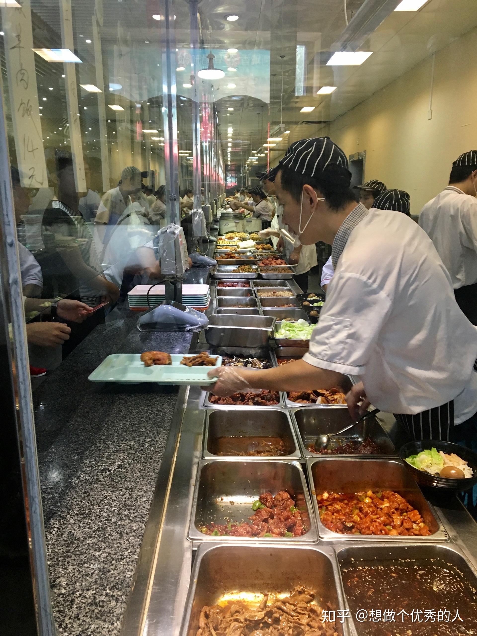 在北京理工大学里就餐是一种怎样的体验?有什么推荐的食堂和美食?