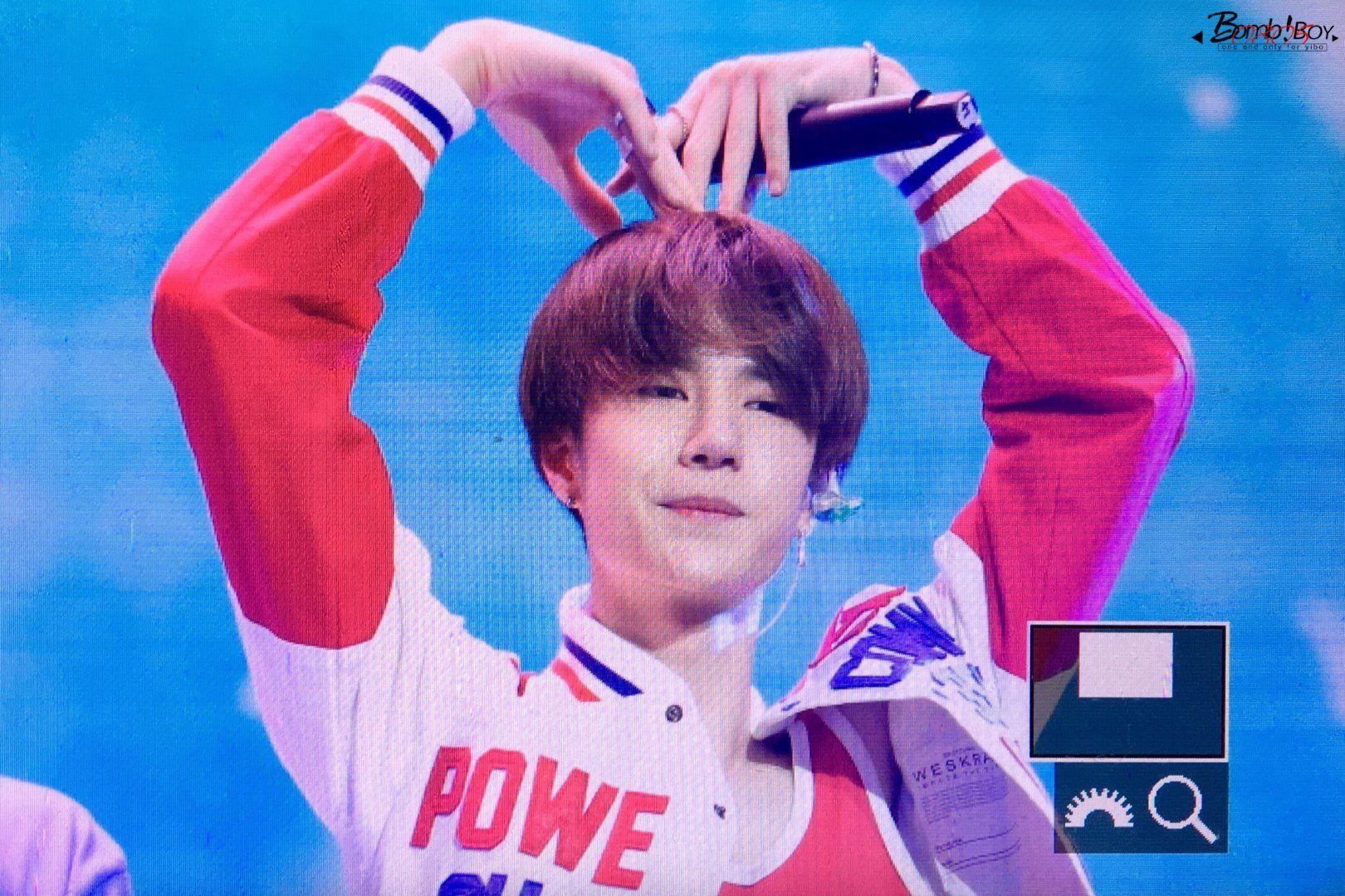 有没有王一博比心的图片呀?