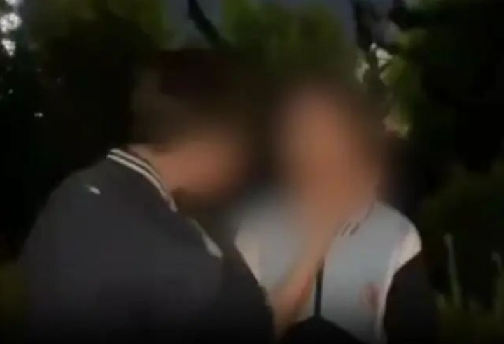 山西长子某中学一女生被男生拳打脚踢,教育局将校长免职.