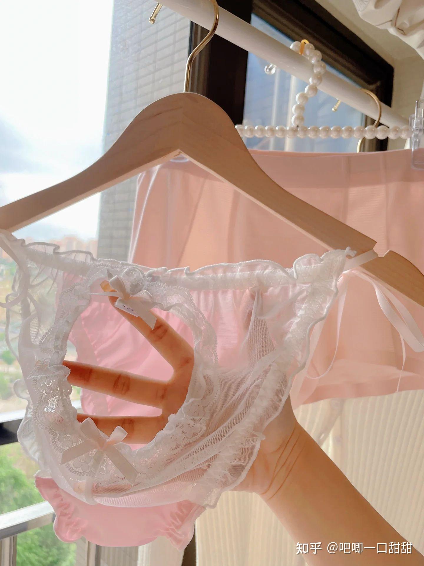 经常见女生穿这种有两根带子露在外面的内裤,它叫啥呢?