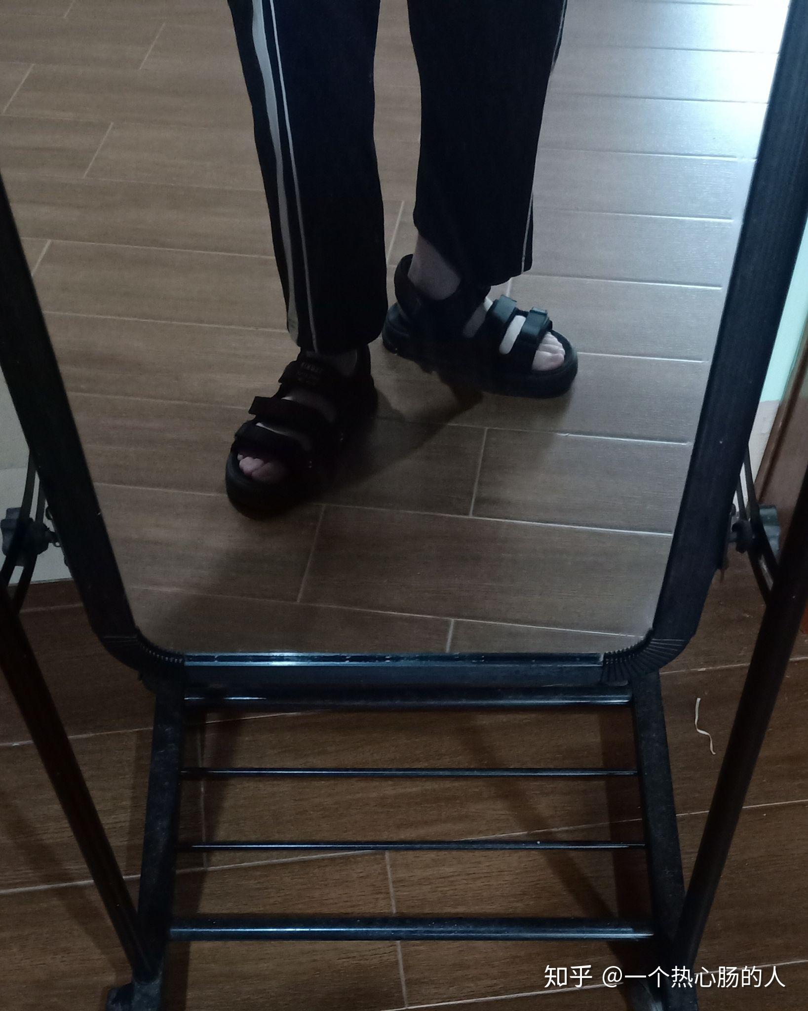 什么凉鞋配校服裤子好看? - 知乎