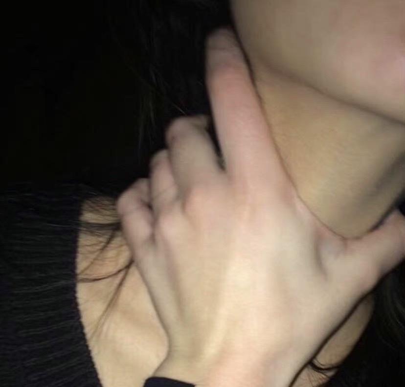 男朋友总喜欢掐我脖子是怎么回事啊?