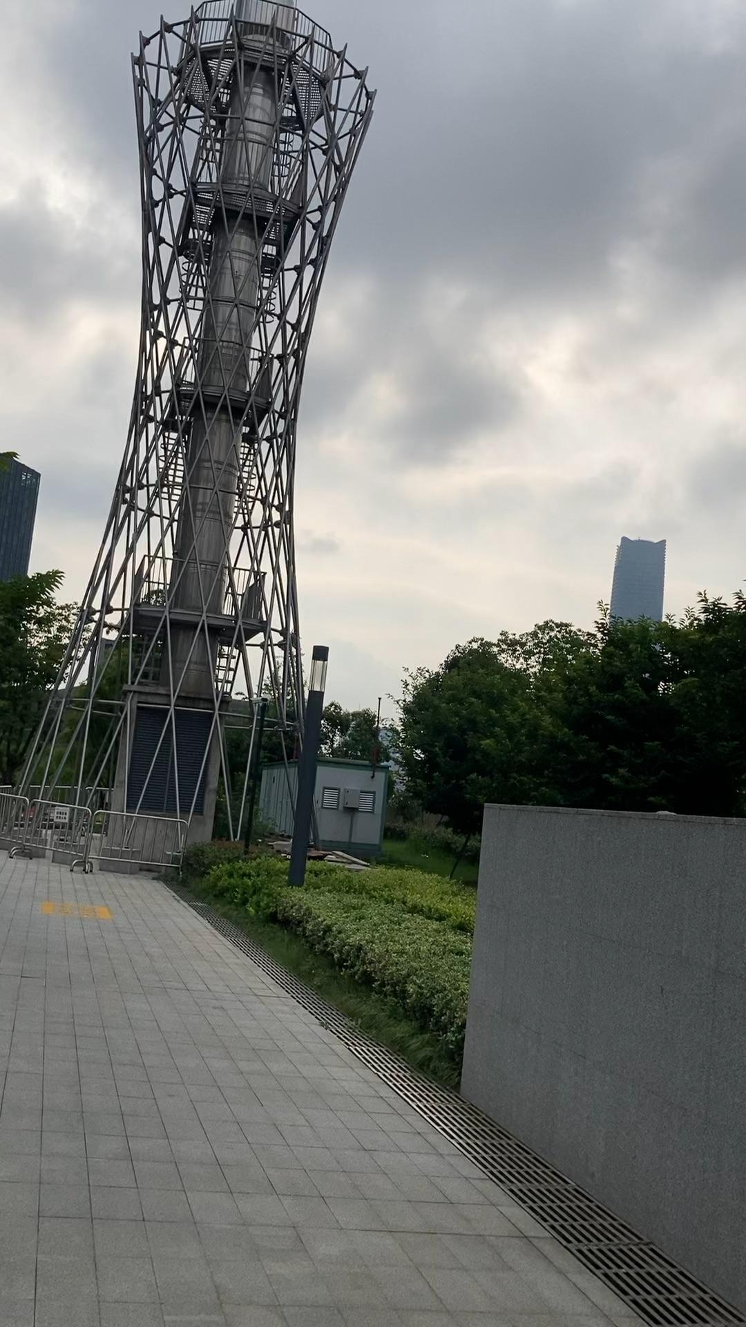 广州塔是真正的单叶双曲面吗如果是的话它就应该是直纹面它外围那些钢