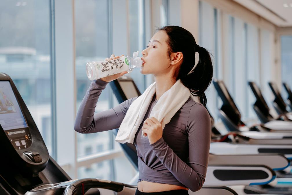 运动到底是喝水还是喝运动饮料？该怎么喝？