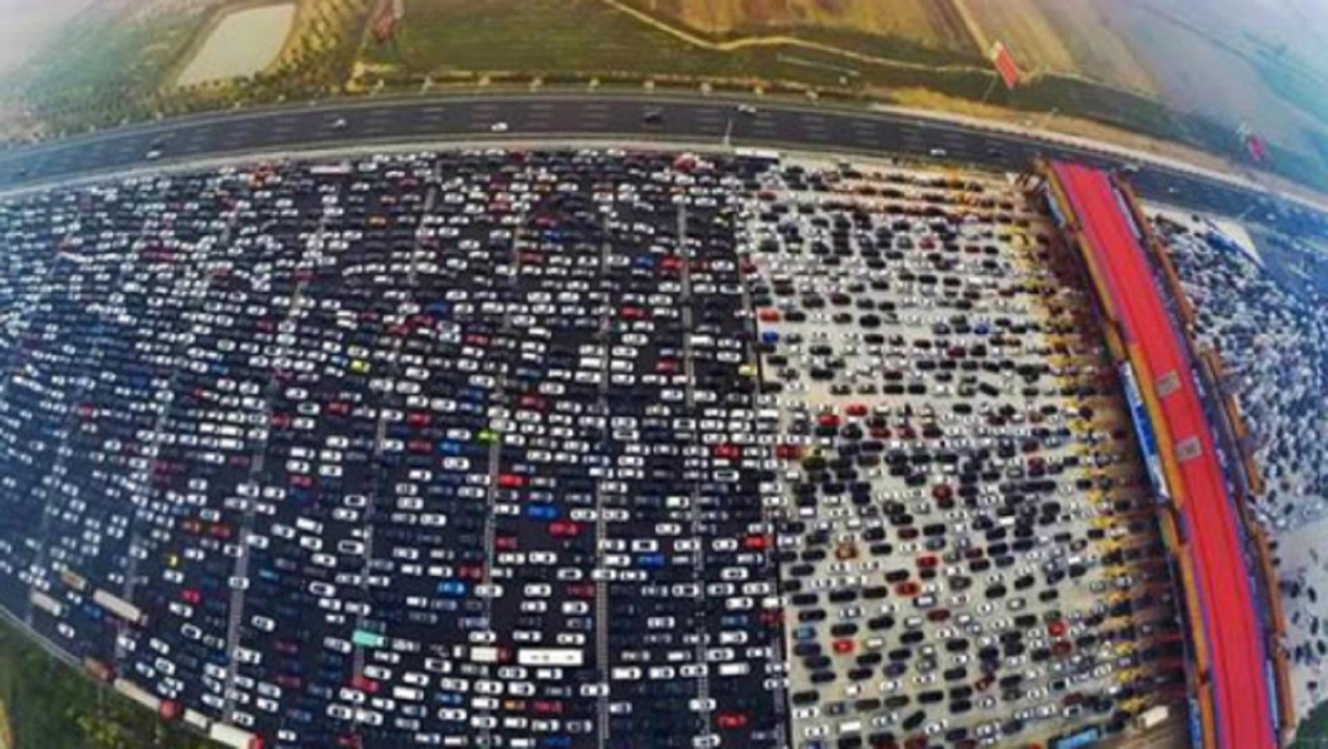 中国史上最长一次堵车120公里堵20天司机这辈子都不上高速