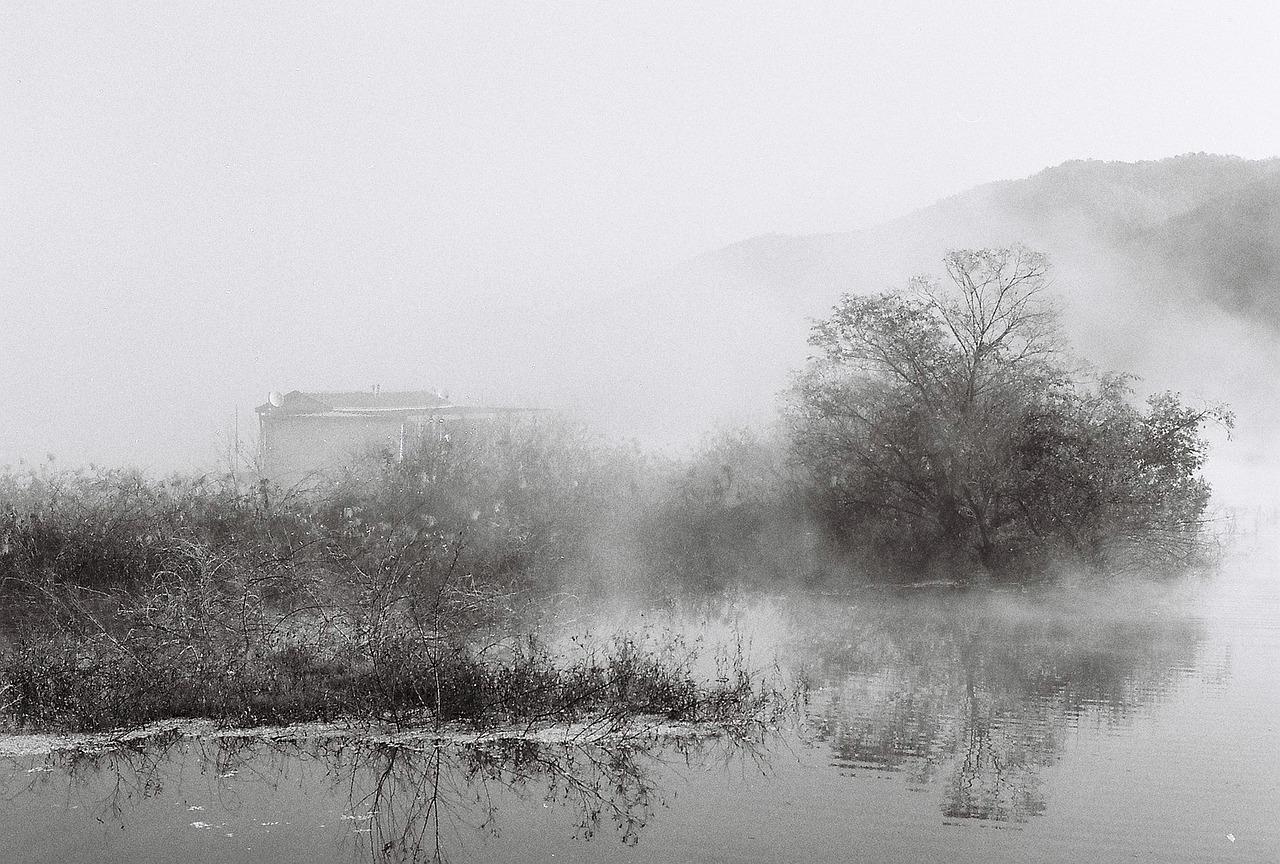 玻璃里面有水雾怎么办