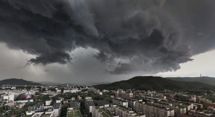 什么是由突发罕见的强对流天气飑线伴有下击暴流带来的强风暴雨