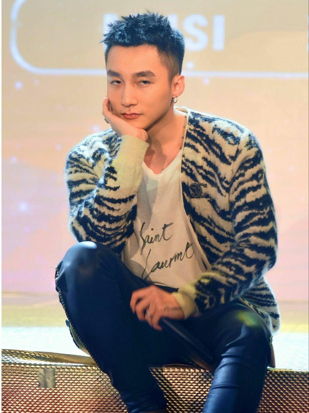 你怎么看待越南歌手son tung? - 知乎