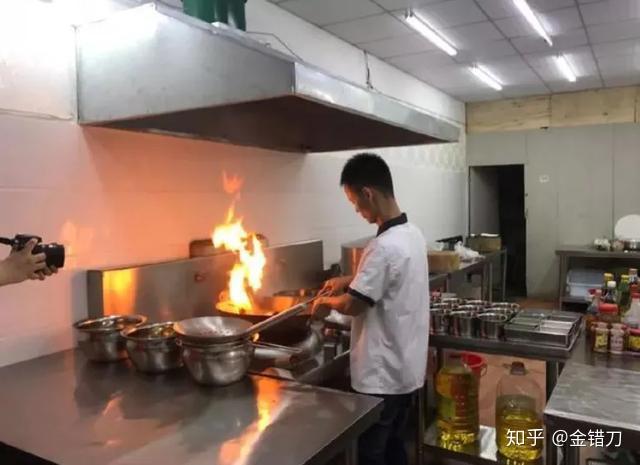 打杂11年，逆袭成餐饮顶流！这个初中辍学生，央视都不得不服 - 知乎