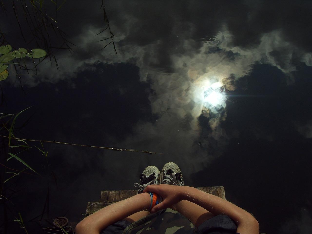 2. 镜面玻璃墙面