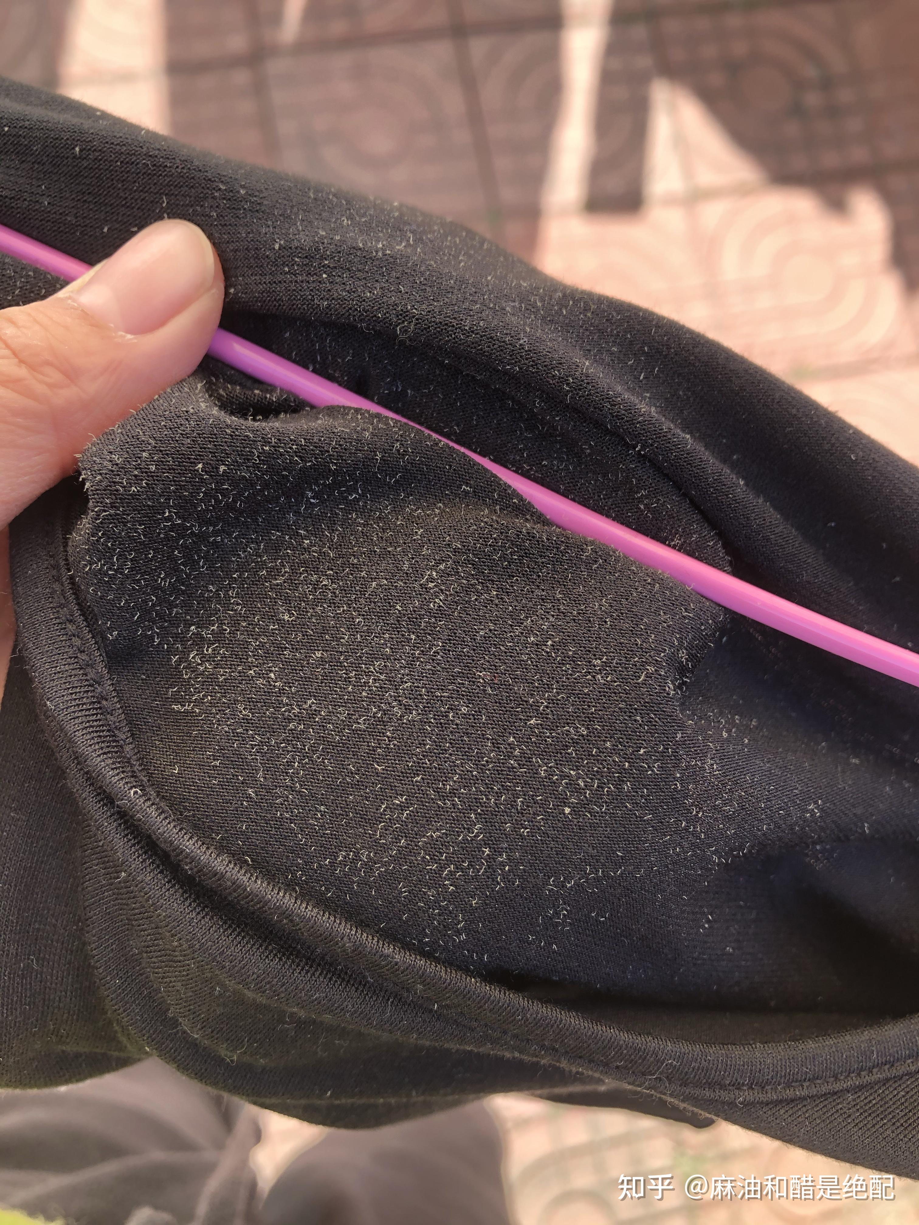 洗衣机洗出来的衣服晾干后会有毛毛,很细小,白色的一堆,是怎么回事?