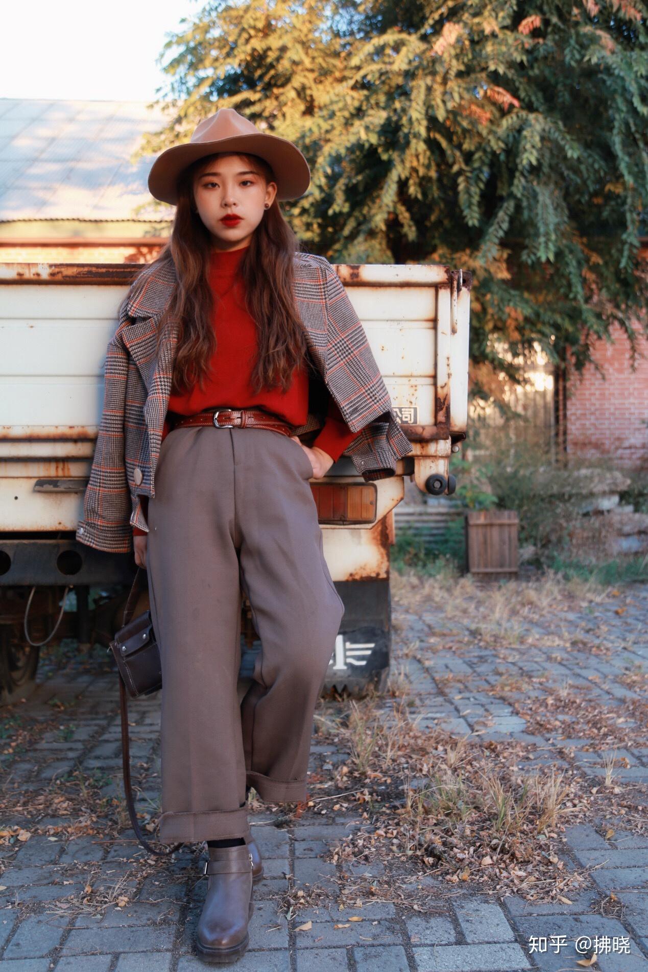 女生拍照哪些姿势才会显得拍照比较酷酷的感觉呢