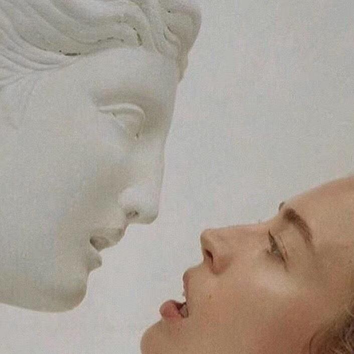 有没有外国男生女生去亲吻雕像的头像