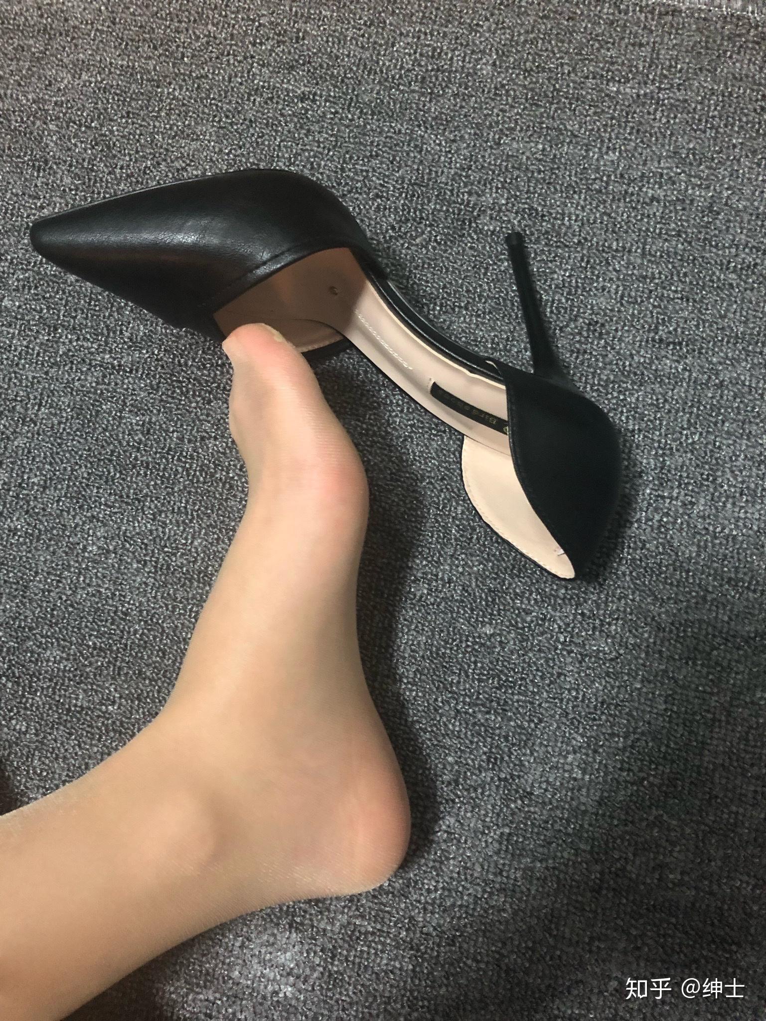 为什么很多女生喜欢穿丝袜脱鞋晾脚